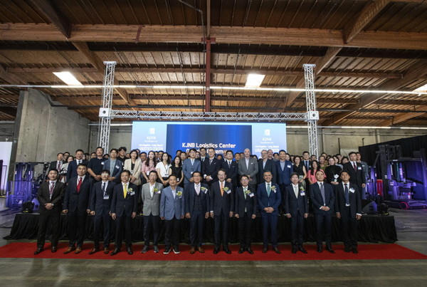 미국 로스앤젤레스‧롱비치(LA·LB)항만 물류센터 개장식에 LA총영사관 권성환 부총영사, 롱비치 항만청 노엘 하세가바 부청장, KOTRA 박근형 LA무역관장을 비롯해 현지 물류업체와 선사 관계자 150여 명이 참석해 LA·LB항만 물류센터의 성공적인 사업을 기원했다.