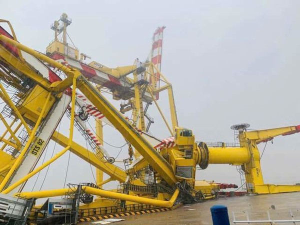 쓰러진 하이퐁항 MPC 터미널 골리앗 크레인. 사진=페이스북 하이퐁 팬페이지 갈무리