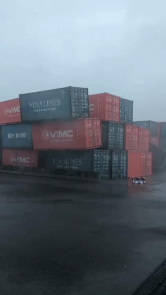 바람에 날아가는 공 컨테이너. 사진=SNS 갈무리