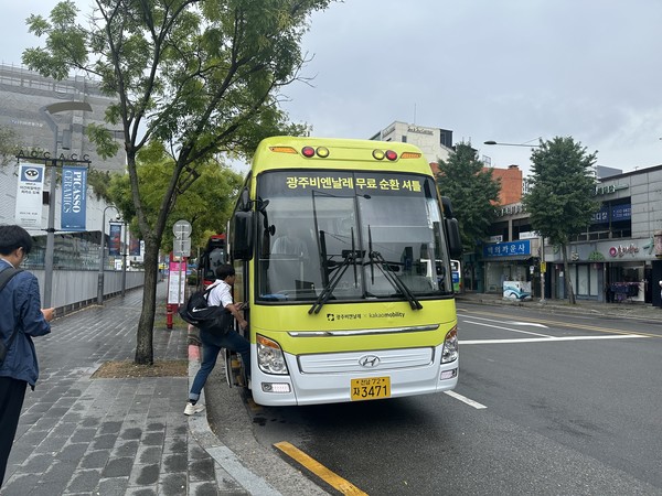 광주 비엔날레 행사 기간 운영하는 카카오모빌리티의 무료 순환 셔틀. 사진=이소영 기자