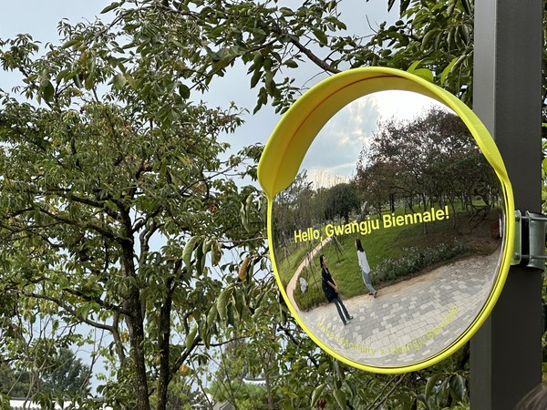 전시장 내 보행자들의 안전을 돕기 위해 설치된 도로 반사경. 사진=이소영 기자