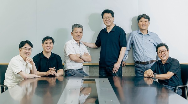 (왼쪽부터)김형수 부사장(DRAM AE), 조영만 부사장(DRAM PI), 오태경 부사장(1c Tech TF), 조주환 부사장(DRAM 설계), 정창교 부사장(DRAM PE), 손수용 부사장(개발 TEST). 사진=SK하이닉스