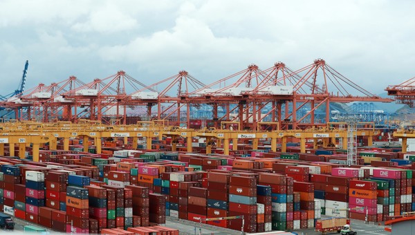 종합물류 허브로 유력한 부산신항 제4부두에 컨테이너가 쌓여있는 모습. 사진=연합뉴스