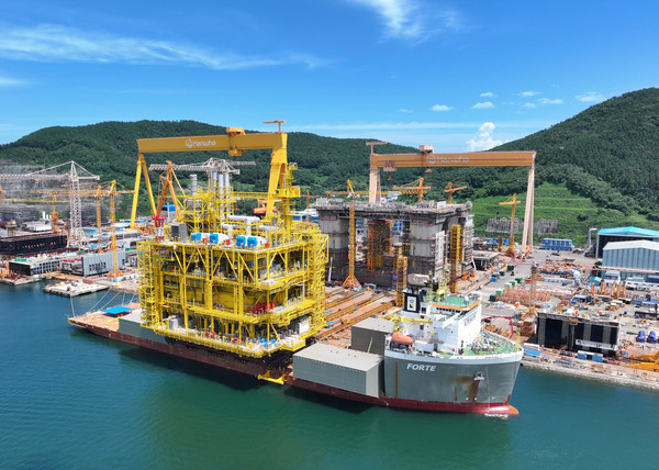 한화오션이 건조한 고정식 원유생산설비가 카타르 알샤힌 유전지역으로 출항을 위해 준비하고 있다. 사진=한화