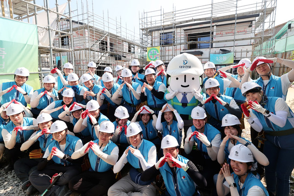 대우건설 토목사업본부 신입사원들이 지난 10일 천안 희망의 집짓기 봉사활동에 참가했다.