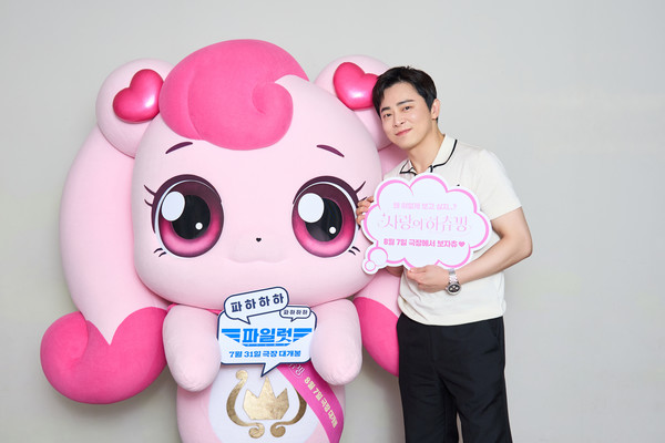 '파일럿'(7월 31일 개봉)의 주연 배우 조정석과 '사랑의 하츄핑'(8월 7일 개봉)의 신인 배우 '하츄핑'이 만나 '파츄핑' 컬래버레이션 마케팅을 펼쳤다. (사진제공 = 쇼박스)