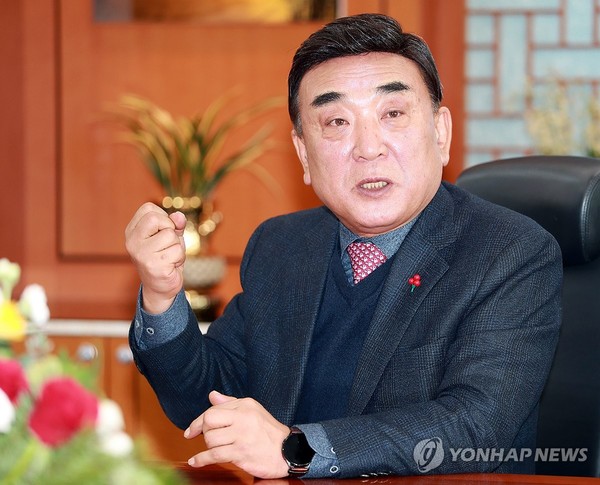 김두겸 울산시장이 "고려아연에 대한 사모펀드의 약탈적 인수합병 시도를 절대 좌시하지 않을 것"이라며 고려아연을 지지하는 백기사 등판을 예고했다. 사진 = 연합뉴스.