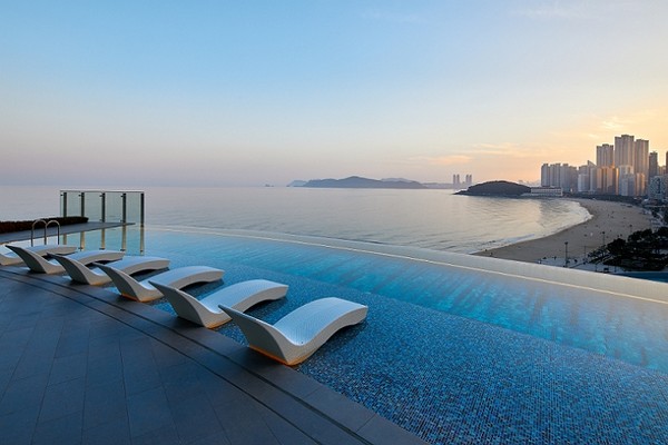 시그니엘 부산 인피니티 풀에서 바라본 전경. 사진=롯데호텔앤리조트