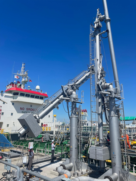 GS칼텍스가 수출한 CORSIA SAF 수출선이 지난 13일 일본 치바항 부두에 도착하여 일본 나리타 공항 항공유 탱크로 양하되고 있다. 사진=GS칼텍스