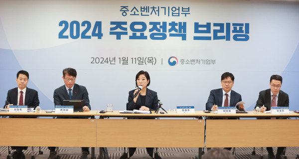 오영주 중소벤처기업부 장관(가운데)이 서울 중소기업중앙회에서 '중기부 2024 주요정책' 관련 브리핑을 진행하고 있다(자료사진). 출처=중기부