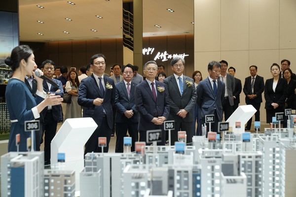 인천시 서구 청라동에서 열린 '인천계양 A2, A3 블록 견본주택 전시관' 개관식에서 이한준 LH 사장(가운데)과 관계자 등이 현장을 둘러보고 있다.