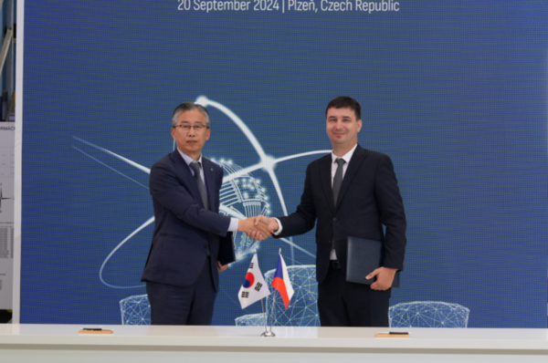 한국원자력환경공단 조성돈 이사장(왼쪽)과 체코 SURAO Lukas Vondrovic 대표(오른쪽)가 MOU를 체결했다. 사진=한국원자력환경공단