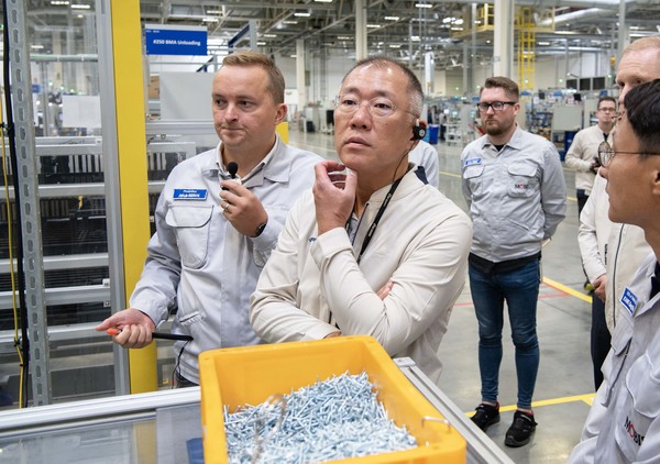 정의선 회장이 현대차 체코공장 내에 위치한 현대모비스 배터리시스템(BSA) 공장에서 현지 직원과 이야기를 나누고 있다. 사진=현대차그룹