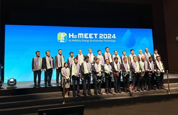 HE MEET 2024 관계자들이 개막 컷팅식에 참여하고 있다. 사진=김효경 기자