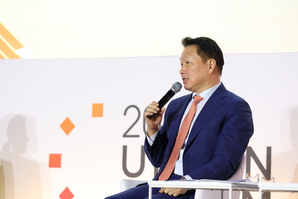 최태원 SK그룹 회장이 2024년 9월 25일 울산전시컨벤션센터에서 열린 ‘2024 울산포럼’ 폐회식에 참석해 기술과 문화를 활용한 울산의 혁신방안에 대해 설명하고 있다. 사진=SK이노베이션