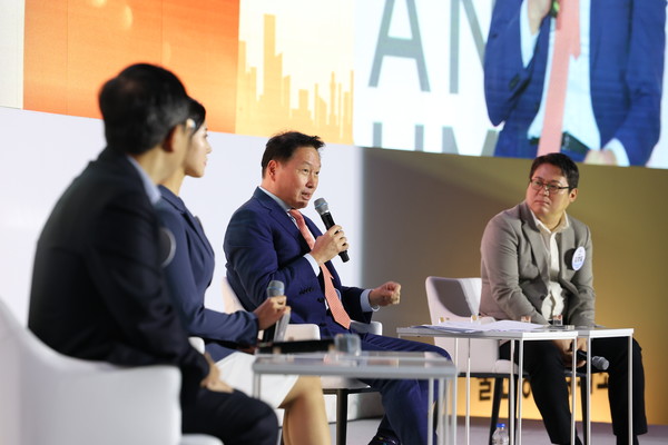 최태원 SK그룹 회장(왼쪽에서 3번째)이 2024년 9월 25일 울산전시컨벤션센터에서 열린 ‘2024 울산포럼’ 폐회식에 참석해 기술과 문화를 활용한 울산의 혁신방안에 대해 설명하고 있다. 사진=SK이노베이션