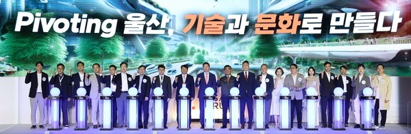 최태원 SK그룹 회장(왼쪽에서 10번째)과 이윤철 울산상공회의소 회장(왼쪽에서 9번째)이 2024년 9월 25일 울산전시컨벤션센터에서 열린 ‘2024 울산포럼’ 폐막 이후 기념사진을 촬영하고 있다. 사진=SK이노베이션