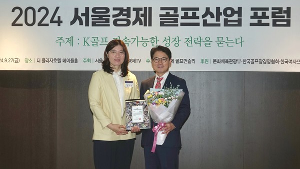 지난 27일 서울 더 플라자호텔 메이플홀에서 열린 '2024 대한민국 골프산업 대상 시상식'에서 문화체육관광부 장미란(왼쪽) 제2차관, 골프존 최덕형 대표가 기념사진을 촬영하고 있다.