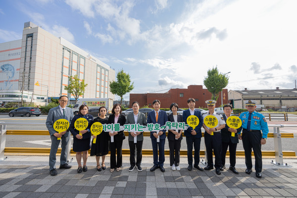 (왼쪽부터)신종혁 손해보험협회 상무, 양정아 부산녹색어머니연합회 회장, 이상옥 우암초등학교 교장, 이수경 초록우산 부회장, 박수영 국회의원, 이병래 손해보험협회 회장, 강미나 부산 남구 부구청장, 지용구 행정안전부 과장, 김종철 부산남부경찰서 과장, 전철영 부산시 팀장, 김종화 모범운전자연합회 회장.사진=손해보험협회