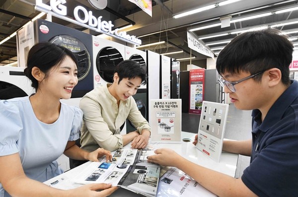 고객들이 1일 서울 등촌동 ‘홈플러스 메가푸드마켓’ 강서점에서 직원에게 ‘LG가전 구독 서비스’를 상담 받고 있다. 사진=홈플러스