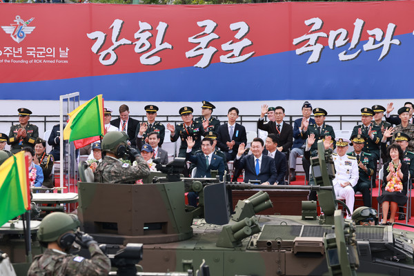 윤석열 대통령이 1일 서울 광화문 일대에서 열린 국군의날 시가행진 중 세종대왕상 앞 관람 무대에서 장비부대에게 손을 흔들고 있다. 사진=연합뉴스