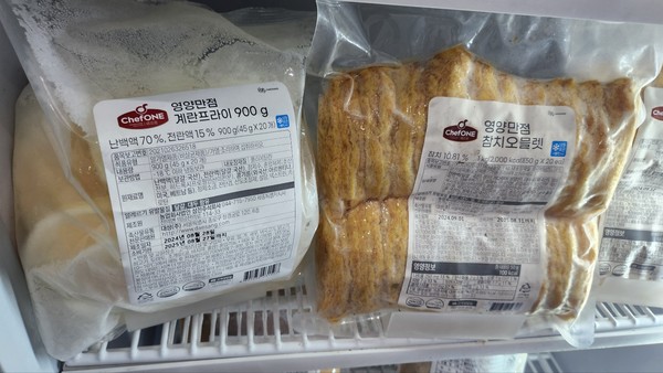 계란프라이와 오믈렛이 냉동 완전조리 형태로 판매되고 있다. 사진=박상준 이코노믹리뷰 기자