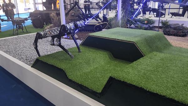 로봇개 시연 현장. 사진=박상준 이코노믹리뷰 기자