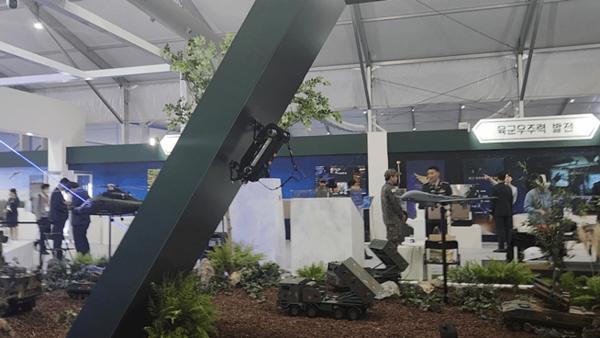 스파이더맨 로봇 시연 현장. 사진=박상준 이코노믹리뷰 기자