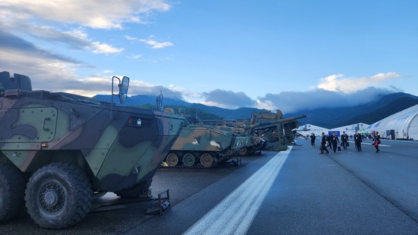 계룡대 비상활주로에 국군 무기체계가 전시돼 있다. 사진은 KADEX 2024와 함께 열린 지상군 페스티벌. 사진=박상준 이코노믹리뷰 기자