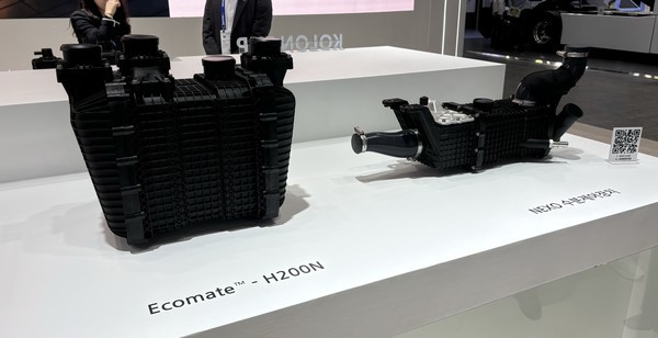 코오롱그룹이 25일 ‘H2 MEET 2024’에서 수소사업 핵심 소재들을 전시했다. 사진=이코노믹리뷰 김효경 기자