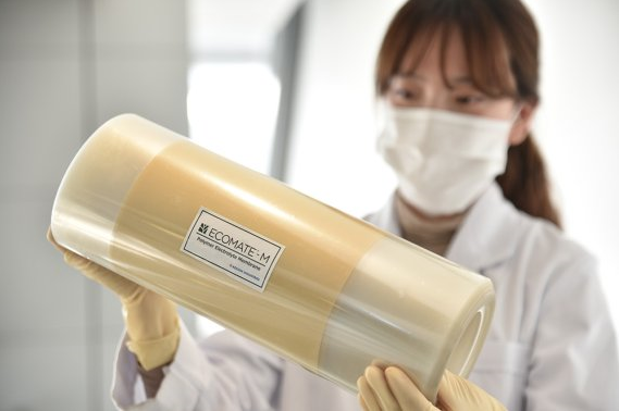 코오롱인더스트리 한 연구원이 수소차용 연료전지 핵심소재인 고분자전해질막(PEM·멤브레인) 생산 제품을 들어보이고 있다. 사진=코오롱인더스트리