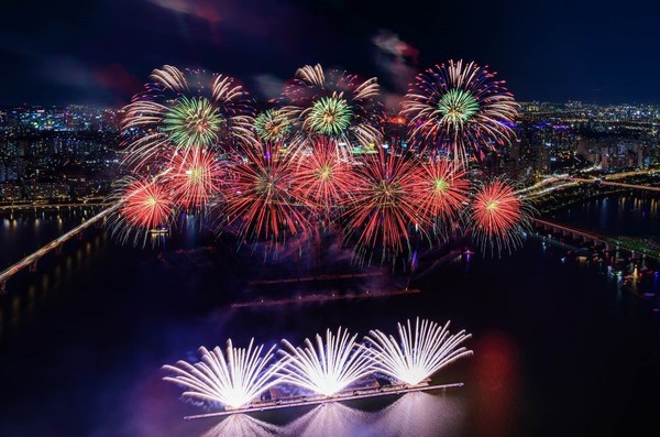 (사진 = 2023년 서울세계불꽃축제에서 선보인 ㈜한화의 불꽃 : 제공 = 한화) 5일 저녁 7시 ‘한화와 함께하는 서울세계불꽃축제 2024(이하, 서울세계불꽃축제)’가 여의도 한강공원에서 개막한다. 사전 행사는 1시부터 진행된다.