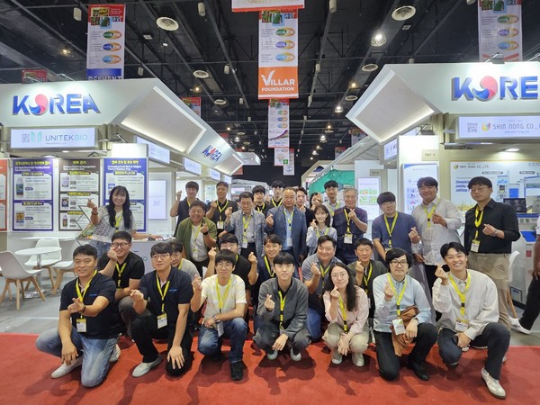 이달 3일부터 5일까지 필리핀 마닐라에서 열린 '2024년 필리핀 농업박람회에 참가한 관계자들이 기념촬영을 하고 있다. 출처=한국농어촌공사