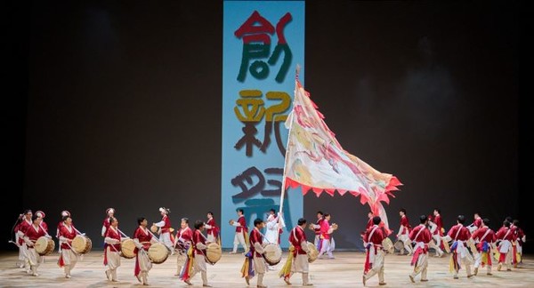 크라운해태 임직원들이 11일 서울 세종문화회관 대극장에서 열린 제19회 창신제(創新祭)에서 ‘길놀이’ 공연을 하고 있다. 사진=크라운해태