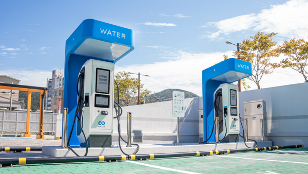 거제 반다비체육센터에 설치된 초고속 충전기. 사진=워터