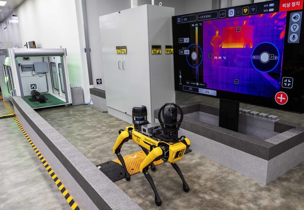 보스턴 다이나믹스의 4족 보행 로봇 ‘스팟’이 공장의 설비 상태를 점검하고 있다. 사진=현대차그룹