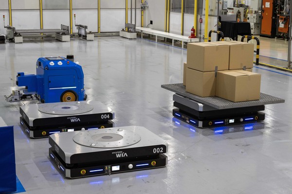 물건을 적재한 물류로복이 주변에 위치한 다른 로봇을 인식하고 이동하고 있다. 사진=현대차그룹