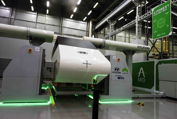 정밀 이송 설비 기술 및 통합 소프트웨어를 활용해 UAM의 날개와 동체를 자동 정렬하고 있다. 사진=현대차그룹