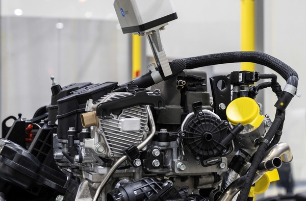 비정형 부품 조립 자동화 기술을 통해 피킹 포인트에 호스를 연결하고 있다. 사진=현대차그룹