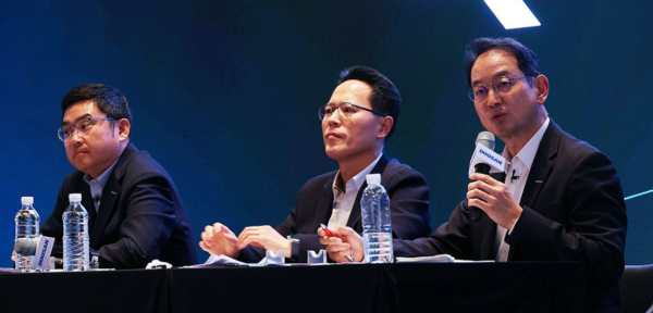 스캇 박 두산밥캣 부회장이 21일 오후 서울 중구 플라자호텔에서 열린 두산에너빌리티-두산로보틱스 분할합병 건 기자간담회에서 취재진 질문에 답하고 있다. 왼쪽부터 류정훈 두산로보틱스 대표, 박상현 두산에너빌리티 대표, 스캇 박 두산밥캣 부회장. 사진=연합뉴스