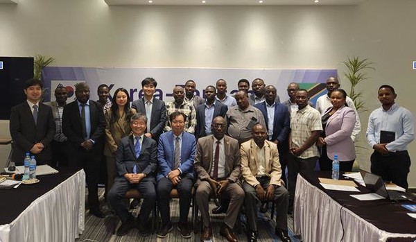 최근 탄자니아 도도마에서 진행된 신수도 개발 역량강화 연수에서 참석자들이 기념촬영을 하고 있다. 출처=행복청