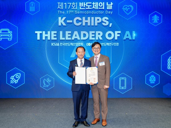 ‘반도체의 날’ 국무총리 표창을 수상한 램리서치매뉴팩춰링코리아 이체수 사장(좌)과 램리서치코리아 박준홍 대표(우). 사진=램리서치코리아