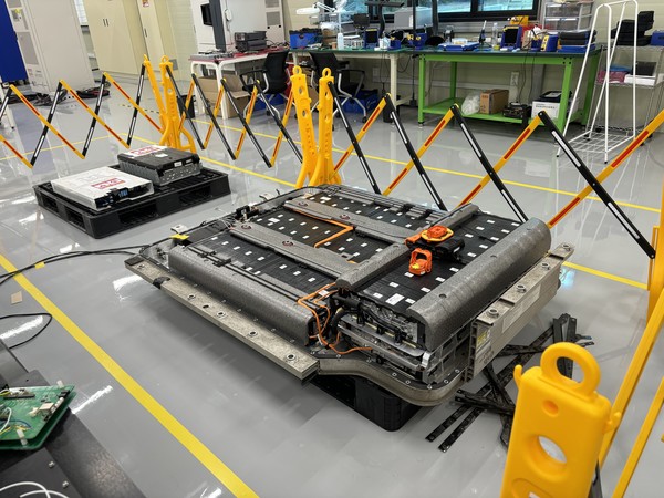 진단 중인 전기차 배터리. 사진=이코노믹 리뷰 김효경 기자