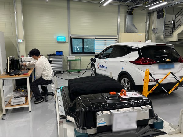 실시간 진단 중인 전기차 배터리. 탈거하지 않고도 상태를 점검할 수 있다. 사진=이코노믹 리뷰 김효경 기자