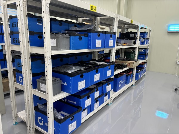 진단을 기다리는 전기차 배터리들. 평소 꼼꼼하게 정리한다는 홍 대표의 성격을 보여주는 대목이다. 사진=이코노믹 리뷰 김효경 기자