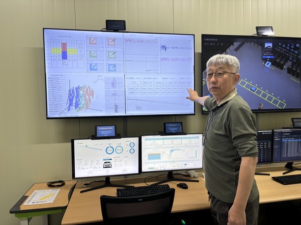 관제실에서 배터리 진단 솔루션을 설명하는 홍영진 대표. 사진=이코노믹 리뷰 김효경 기자