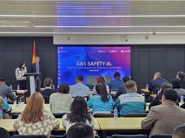 24일, 몽골 울란바토르시 소재 국립도서관에서 한국가스안전공사와 몽골 정부관계자 및 가스산업 종사자 등 100여명이 참석한 '한-몽 공동 가스안전교육'이 개최됐다. 사진=한국가스안전공사