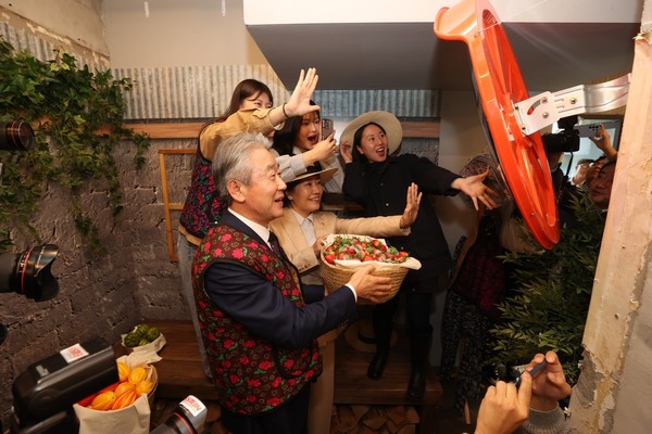 송미령 농림축산식품부장관과 강호동 농협중앙회장이 안테나숍 투어를 하고 있다.