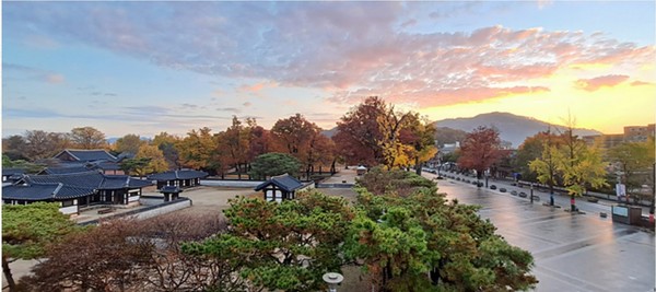 (전주한옥마을의 가을 풍경. 출처 전주한옥마을 홈페이지)
