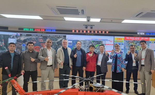 지난달 31일 타지키스탄 산림관계자 일행이 중앙산림재난상황실을 견학하고 있다. 출처=산림청